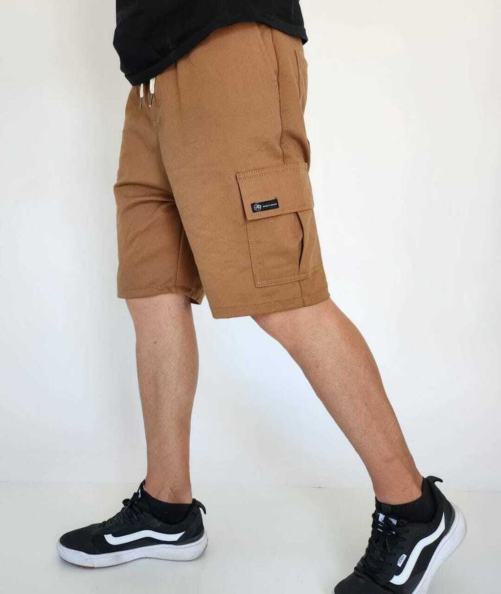 Pantalón cuerina tipo cargo con bolsillos laterales y cintura elastizada  Duki