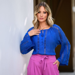 Blusa com renda e manga longa