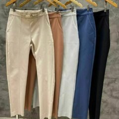 CALÇA COM DETALHE DOURADO