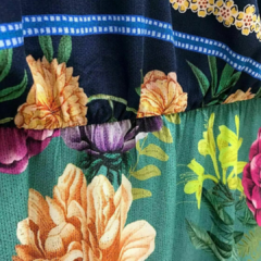 Imagem do vestido com detalhes no passante