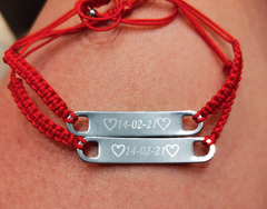 Pulseras grabadas con hilo rojo en internet