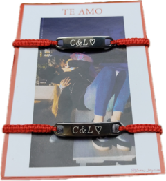 Pulseras grabadas con hilo rojo