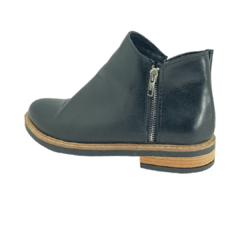 Bota en cuero liso negro, baja, con dos cierres Art 123 - tienda online