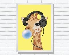 Quadro Girafa com chiclete ouvindo música na internet