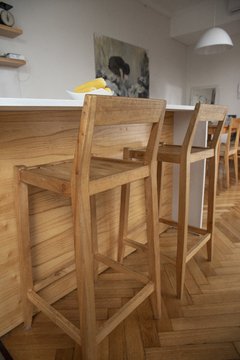 n.82 - BANQUETA DE MADERA CON RESPALDO Y ASIENTO DE TABLITAS - comprar online