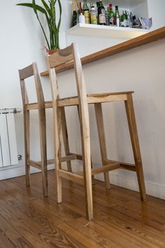 n.84 - BANQUETA DE MADERA CON ASIENTO DE TABLITAS Y RESPALDO - comprar online