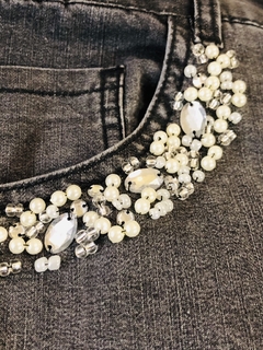 Jean bordado en bolsillos con perlas en internet