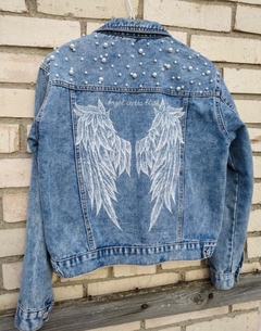 Campera de jean pintada y bordada Alas