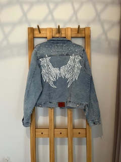 Campera de jean pintada y bordada Alas - comprar online