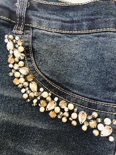 Jean bordado en bolsillos con perlas