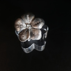 Anillo Flor de plata con baño de rutenio