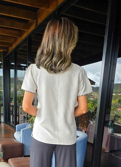 BS-0794C- Blusa em viscose viés listrado preto. Cor off-white na internet