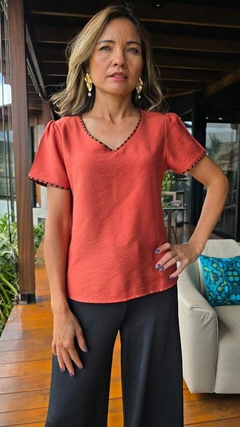 BS-0794A- Blusa em viscose viés listrado pret. Cor terracota