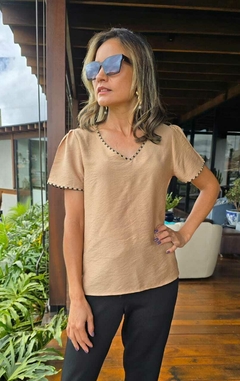 BS-0794B- Blusa em viscose viés listrado preto. Cor cáqui