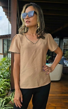 BS-0794B- Blusa em viscose viés listrado preto. Cor cáqui - comprar online