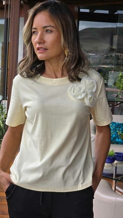 BS-0789A-T-shirt malha creme trio flores da mesma cor