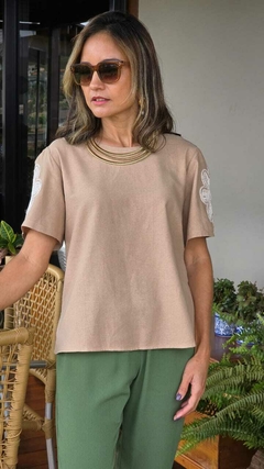 BS-0788C -T-shirt malha bege com flor rendada nas mangas na internet