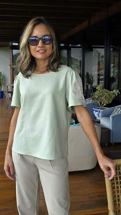 BS-0788A-T-shirt malha verde com flor rendada nas mangas - Kelch