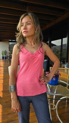 BS-0736A- Blusa alça grossa, tecido duna, detalhe decote, cor rosa - comprar online