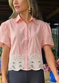 BS-0786A - Camisa cropped salmão renda bege na barra - comprar online