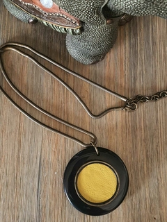 CO-0477 - Colar longo disco preto com disco couro amarelo