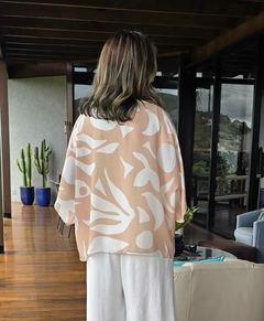 CS-0294F - Kimono de crepe estampa abstrata bege e branca - comprar online