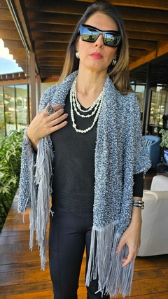 EC-0153 - Echarpe tipo manta de tricot cinza franjas compridas. - comprar online