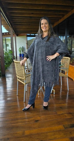 PO-0004B - Poncho tricot rendado cinza chumbo na internet