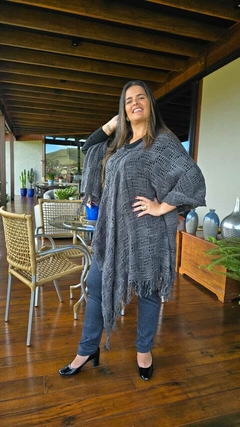 PO-0004B - Poncho tricot rendado cinza chumbo - Kelch