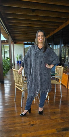 PO-0004B - Poncho tricot rendado cinza chumbo - loja online