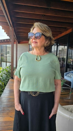 BS-0749A - Blusa básica viscolinho , 1 prega atrás e 1 botão cor verde menta