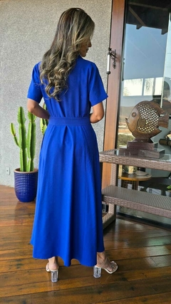 VE-0724- Vestido longo em tecido marant azul royal, cinturado, com botões - Kelch