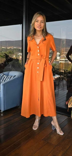 VE-0724A- Vestido longo em tecido marant laranja queimado, cinturado, com botões