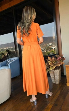 VE-0724A- Vestido longo em tecido marant laranja queimado, cinturado, com botões na internet