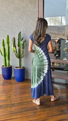 VE-0725A- Vestido longuete viscolycra tie-dye azul e sol lateral verde e off-white - comprar online