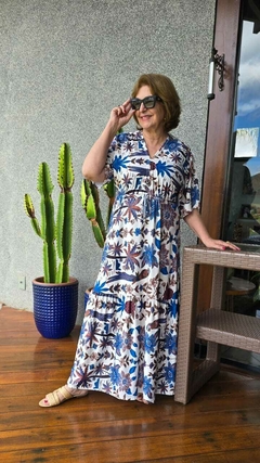 VE-0752- Vestido longo estampa tropical em tons de azul no fundo off-white