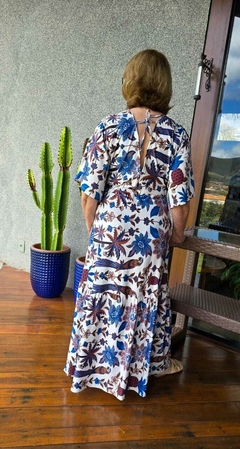 VE-0752- Vestido longo estampa tropical em tons de azul no fundo off-white - comprar online