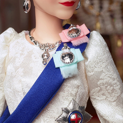 Queen Elizabeth II Barbie doll na internet