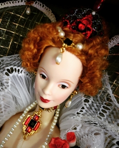 Queen Elizabeth Barbie doll na internet