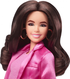 Gloria Doll Wearing Pink Power Pantsuit – Barbie The Movie na internet