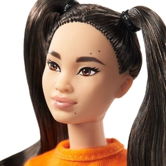Barbie Fashionista 145 - Com saia azul brilhante na internet