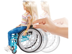 Imagem do Barbie Fashionista 132 - Loira com cadeira de rodas