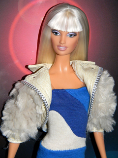 Versace Versus Barbie doll na internet