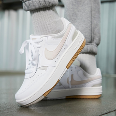 Tênis Nike Gamma Force Feminino Bege e Branco - loja online