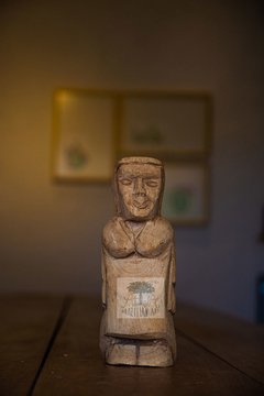 comprar-escultura-entalhada-madeira-figura-feminina