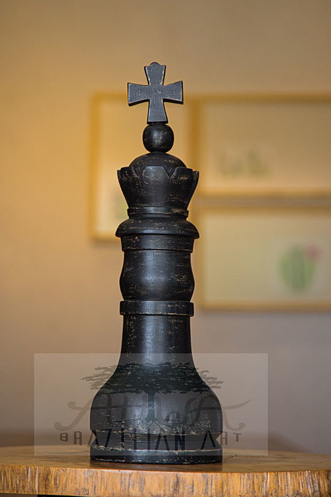 Peça de xadrez de madeira rei derrotada por peça de xadrez bispo