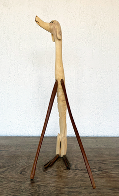 escultura-cachorro-entalhado-em-madeira