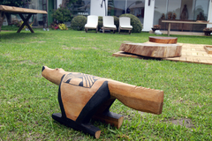banco-indigena-decorativo-em-madeira-jacaré