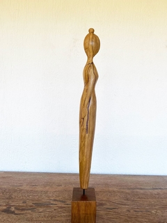 escultura feminina estilizada entalhada em madeira