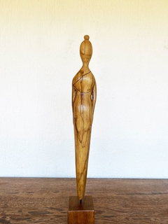 escultura feminina estilizada entalhada em madeira